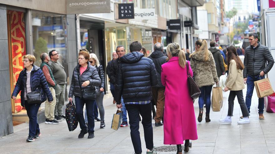 Alicantinos disfrutan de las rebajas en Maissonave