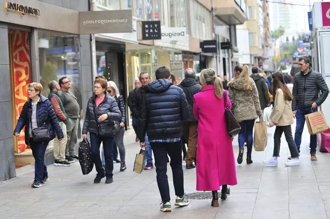 Alicantinos disfrutan de las rebajas en Maissonave