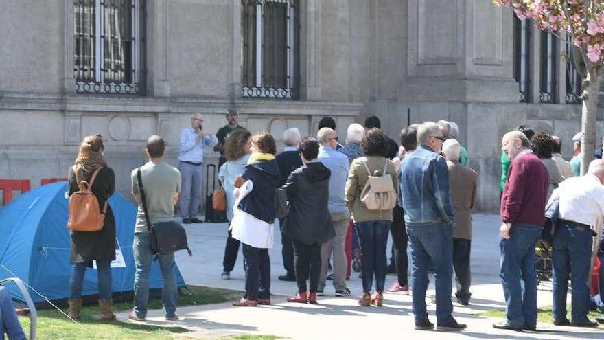 Público y participantes en la acampada escuchan la intervención de Xosé Lois Martínez.