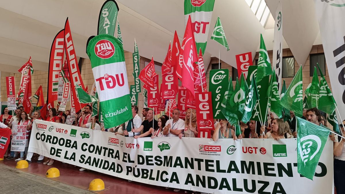 Concentración de los sindicatos en las puertas del Reina Sofía.