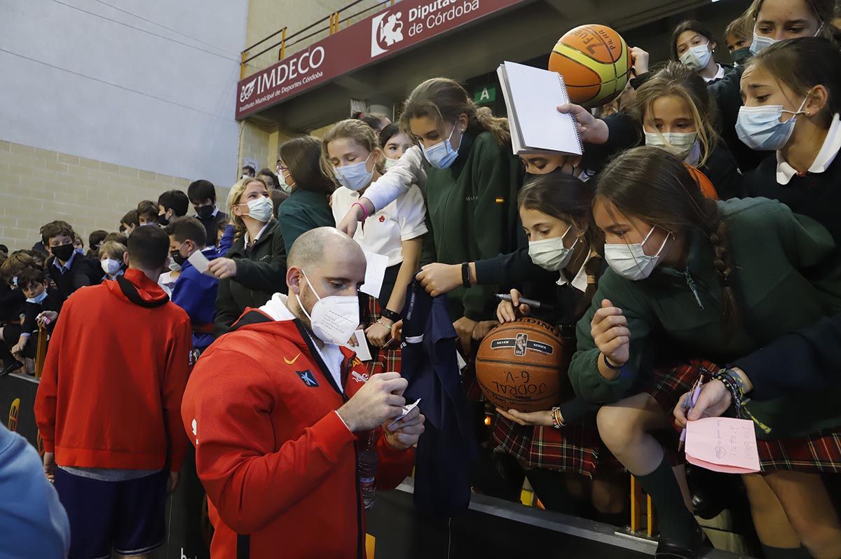 Las imágenes de la selección española de baloncesto con los jóvenes cordobeses en Vista Alegre