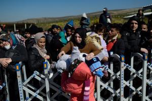 Los residentes sirios de la ciudad de Hatay esperan para cruzar la frontera entre Turquía y Siria después de que se vieron afectados por el terremoto de magnitud 7,8 que asoló la región hace casi dos semanas, en la puerta fronteriza de Cilvegozu