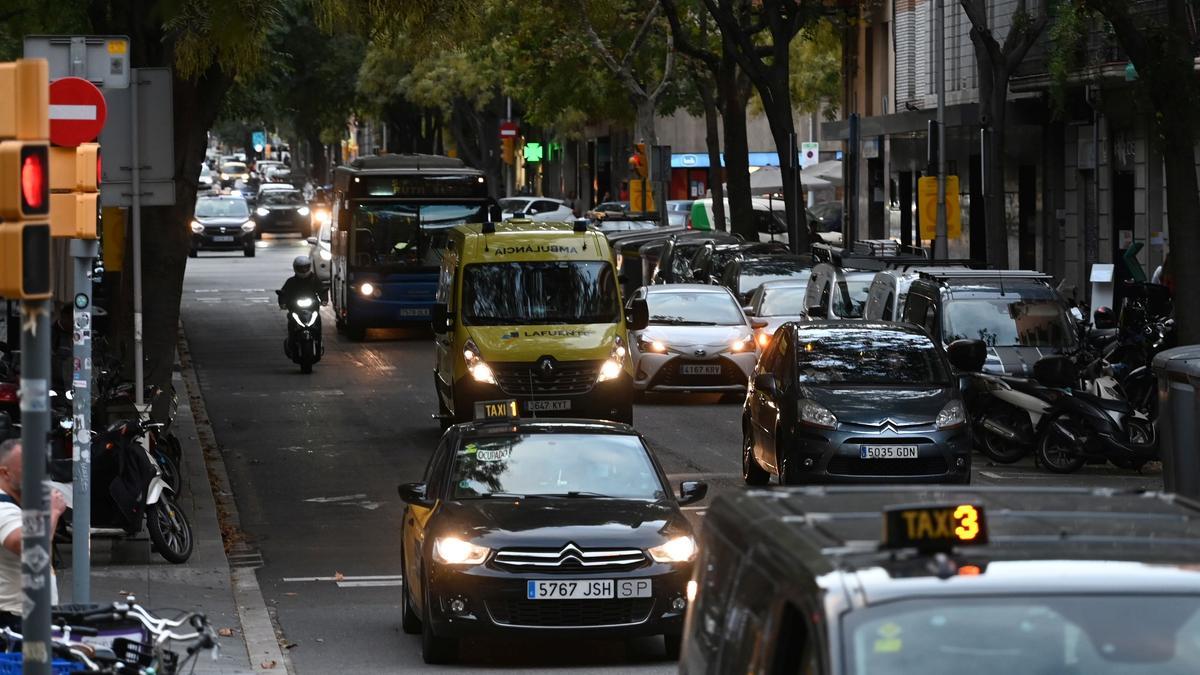 Barcelona 03.11.2022. Barcelona. Aumento del tráfico en la calle Viladomat a consecuencia dela superilla de Sant Antoni. Fotografía de Jordi Cotrina