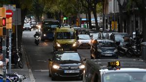 Tráfico en la calle Viladomat, vecina sin pacificar de la superilla de Sant Antoni