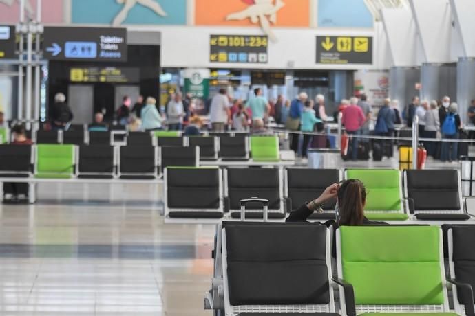 26-03-20  GRAN CANARIA. AEROPUERTO DE GRAN CANARIA. INGENIO TELDE. . Efecto del Covid-19 en el Aeropuerto de Gran Canaria, plataforma de aparcamiento de aviones vacía, últimos turistas y últimos en llegar.  Fotos: Juan Castro.