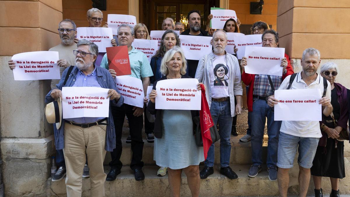Miembros de la Plataforma per la Memòria se cncentran en  la entrada del Parlament