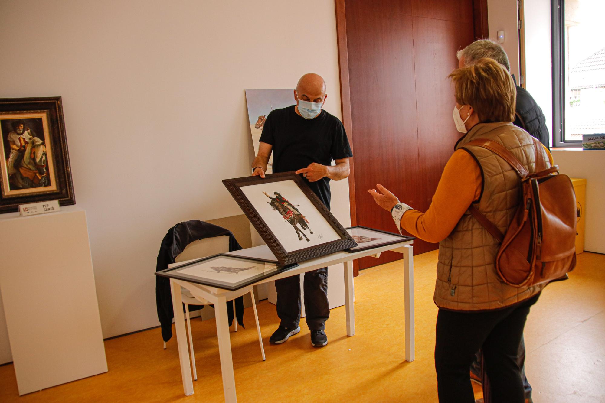 El IVAM acoge en Alcoy un mercadillo con obras de seis artistas locales que reflejan toda la esencia de los Moros y Cristianos