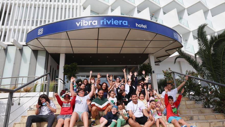 Respiro de Apneef en los Apartamentos Vibra Riviera de Cala de Bou, con trabajadores, voluntarios y niños