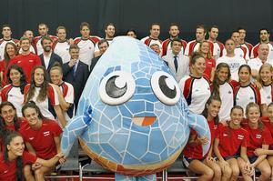Els equips de natació, sincronitzada, waterpolo i aigües obertes que participaran en els Jocs, amb la mascota del Mundial de natació, a Sant Cugat (Barcelona).