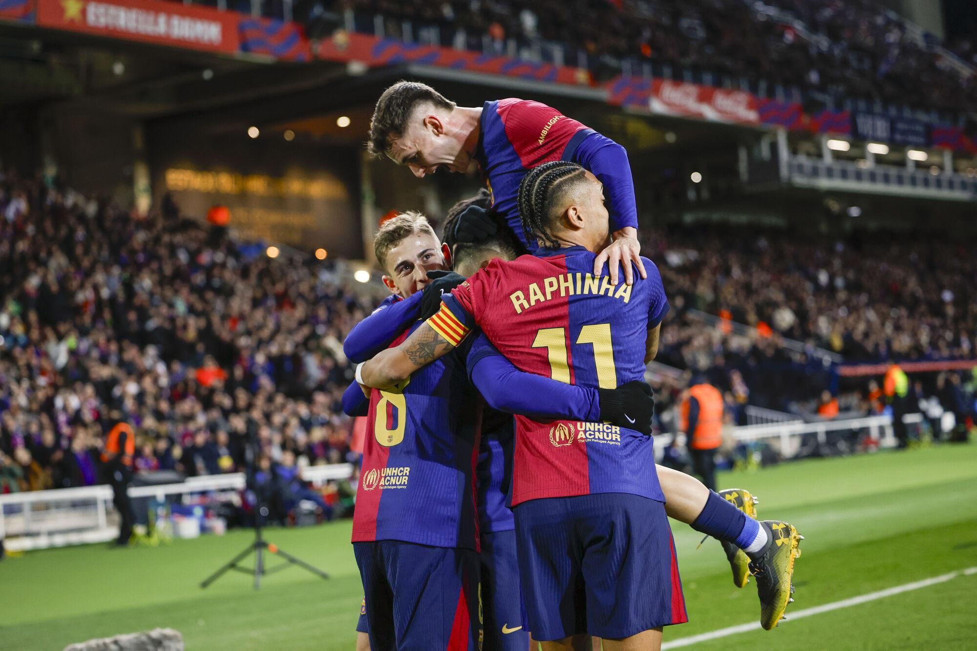 BARCELONA, 21/12/2024.- El centrocampista del FC Barcelona Pedri (i) celebra con sus compañeros su gol, primero del equipo blaugrana, durante el partido de la jornada 18 de LaLiga entre el FC Barcelona y el Atlético de Madrid, este sábado en el estadio olímpico Lluis Companys. EFE/Alberto Estévez