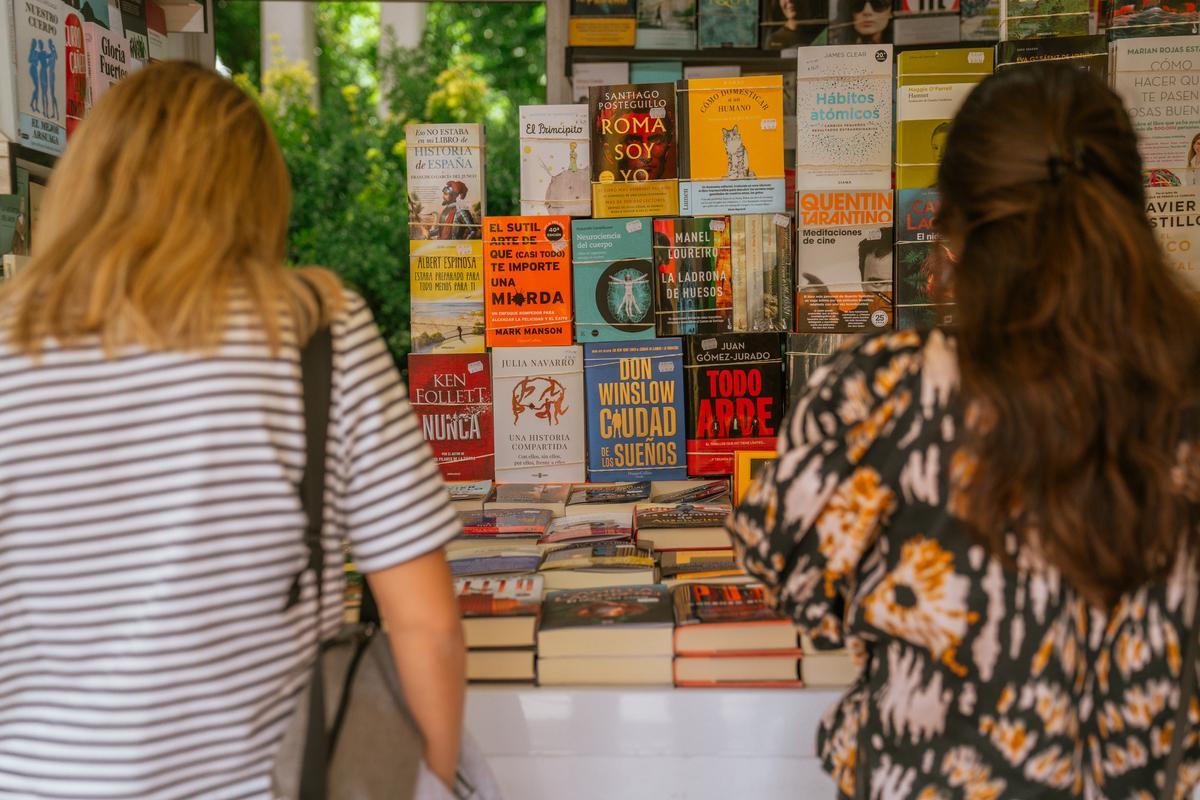 Dos mujeres curiosean entre los miles de ejemplares puestos a la venta. 