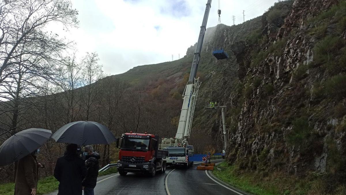 Retirada de piedras de la pared con un robot que se elevó con una grúa de gran tonelaje