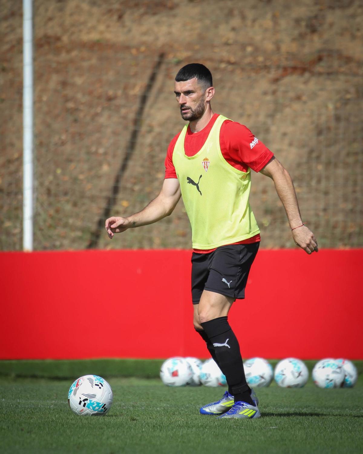 Pablo Vázquez, durante un entrenamiento con el Sporting de Gijón