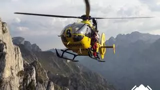 Doble intervención del helicóptero de Bomberos de Asturias: rescatan a un montañero herido en Tineo y a una mujer y un menor perdidos en Parres
