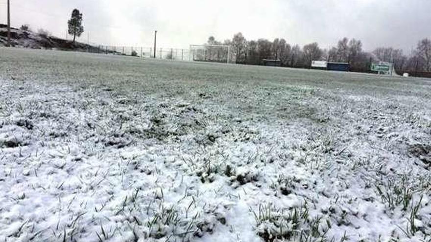 El campo del Nogueira amaneció helado. // FdV