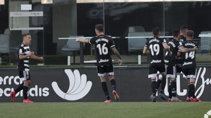 Jugadores del Cartagena celebran un gol ante el Alcorcón.