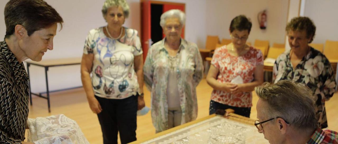 Algunas miembros de las amas de casa de Luanco durante un taller de malla celebrado el pasado año. | M. V.