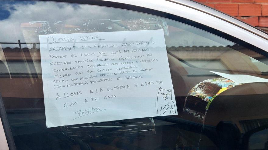 El curioso mensaje colgado en la ventanilla de un coche aparcado en Sant Joan de Moró