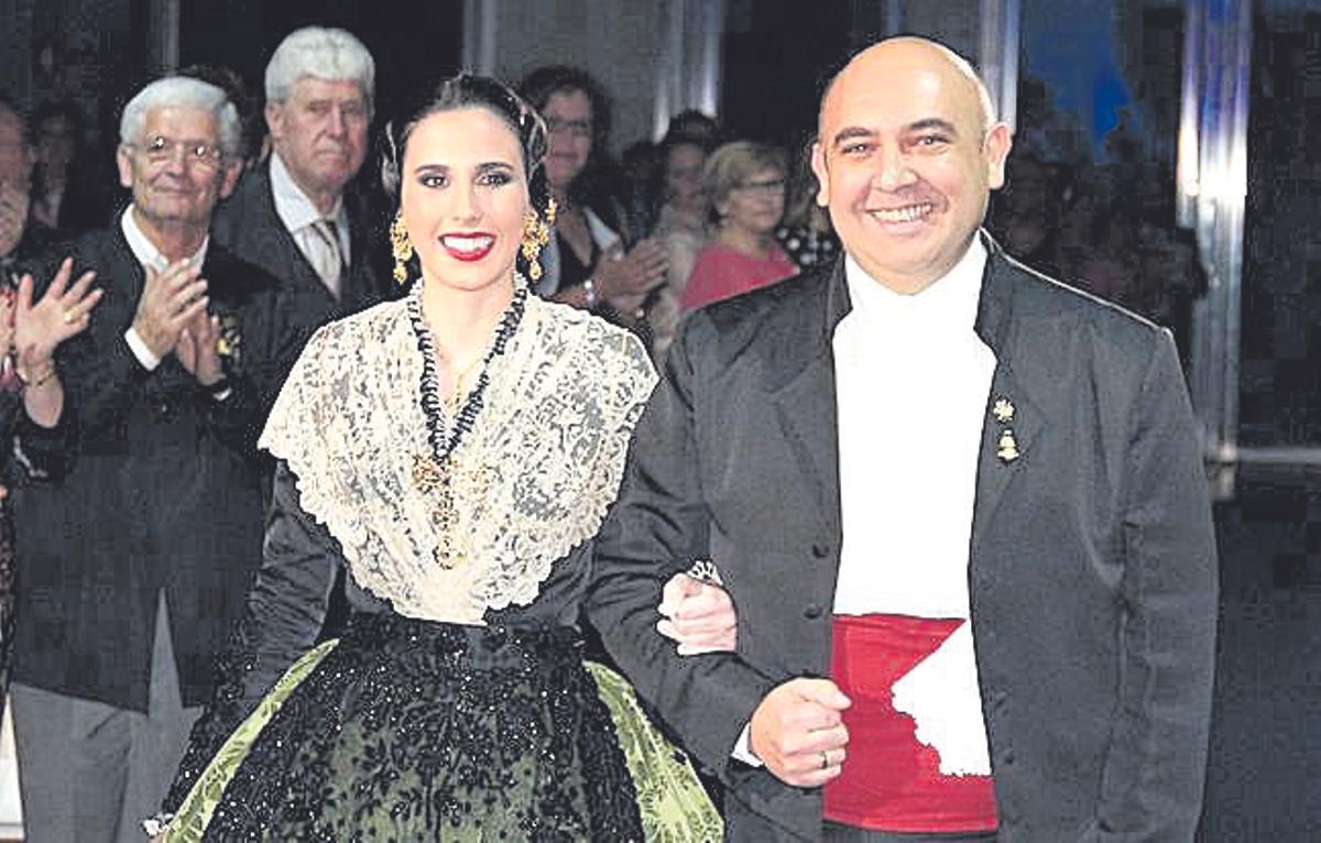Raúl Collazos fue presidente de la gaiata 8 Portal de l'Om. En la imagen, con la entonces madrina de este sector, Ana Goterris.