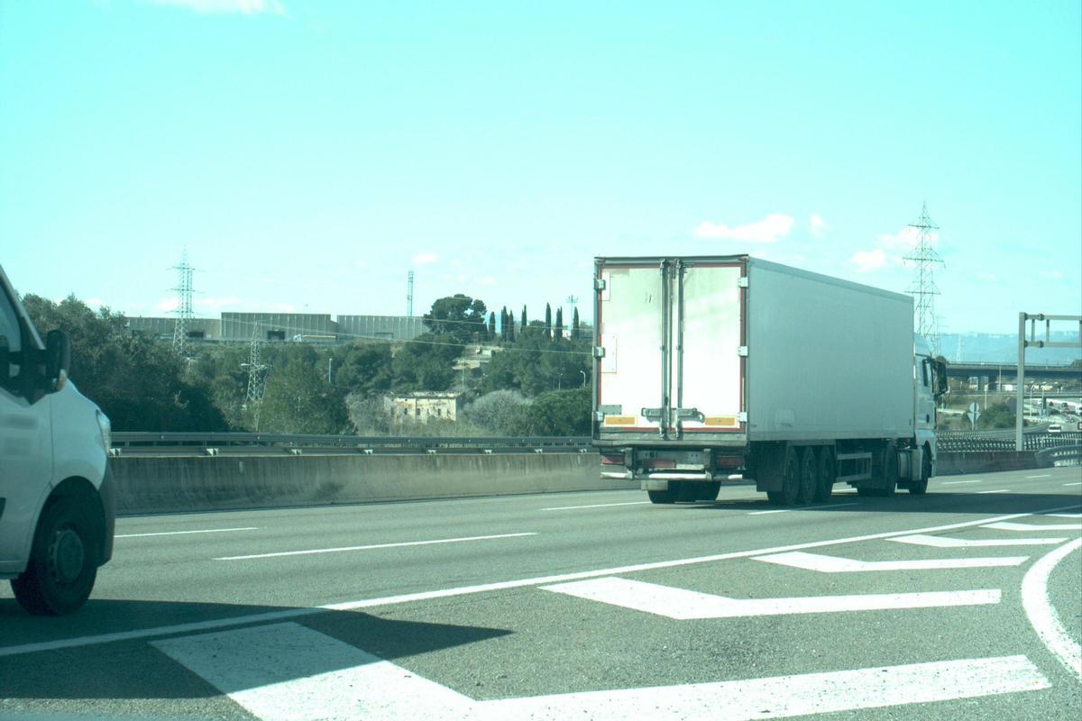 Uno de los camiones denunciados por los Mossos por inclumplir las restricciones de velocidad y de avanzar otros vehículos.