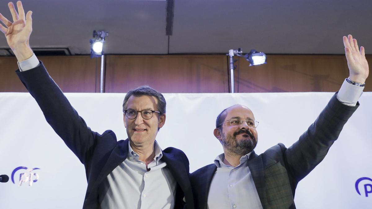 Alberto Núñez Feijóo, presidente de la Xunta de Galicia y candidato a liderar el Partido Popular en sustitución de Pablo Casado, durante el acto político protagonizado esta tarde en Barcelona, en el que estuvo acompañado por el presidente del PP de Cataluña, Alejandro Fernández (d). EFE/ Andreu Dalmau