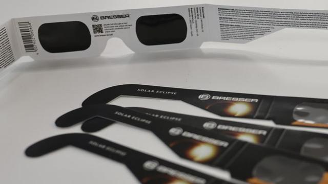 „Las gafas de sol homologadas“ sind die zugelassenen Finsternisbrillen.  | FOTO: EFE/MARCOS VILLAOSLADA