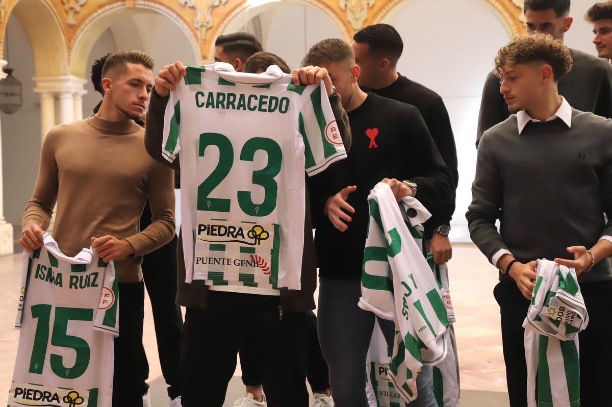 Carracedo muestra su camiseta a Antonio Casas, este martes, en la Diputación.