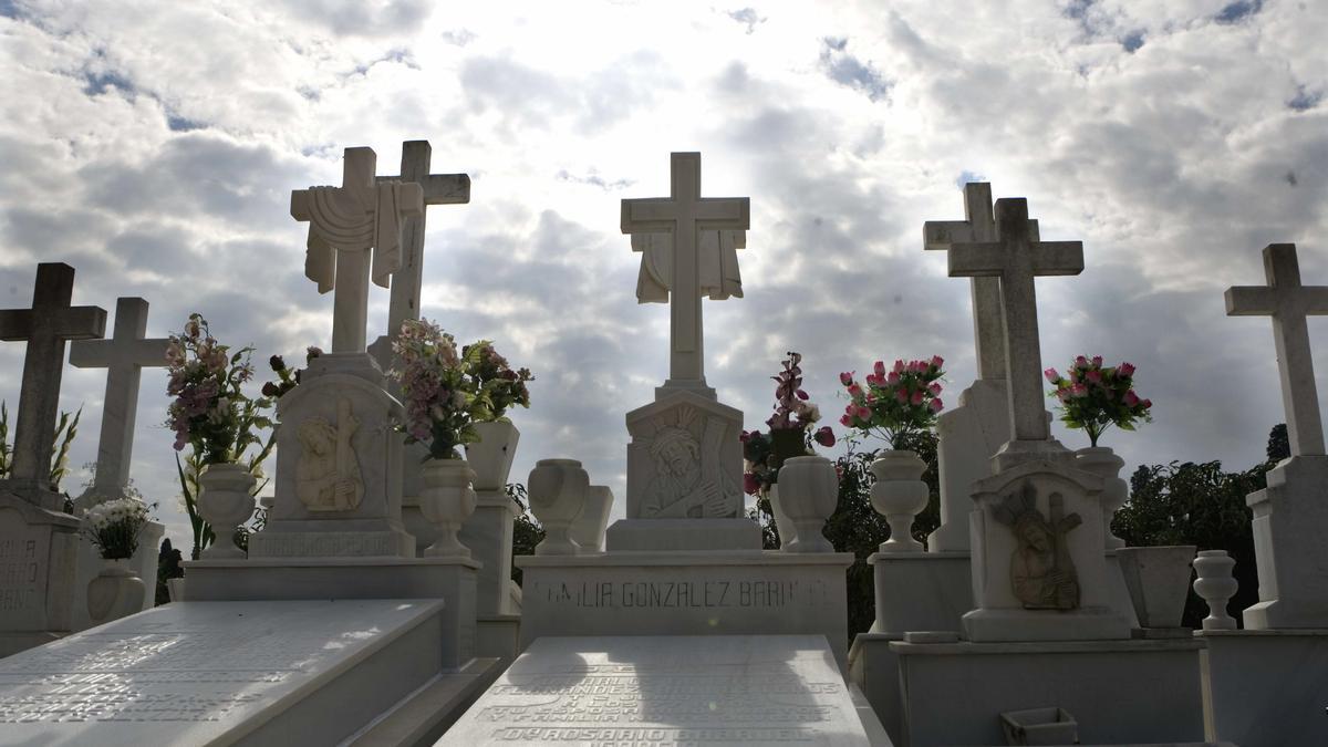 Imagen de diferentes tumbas en el cementerio sevillano.