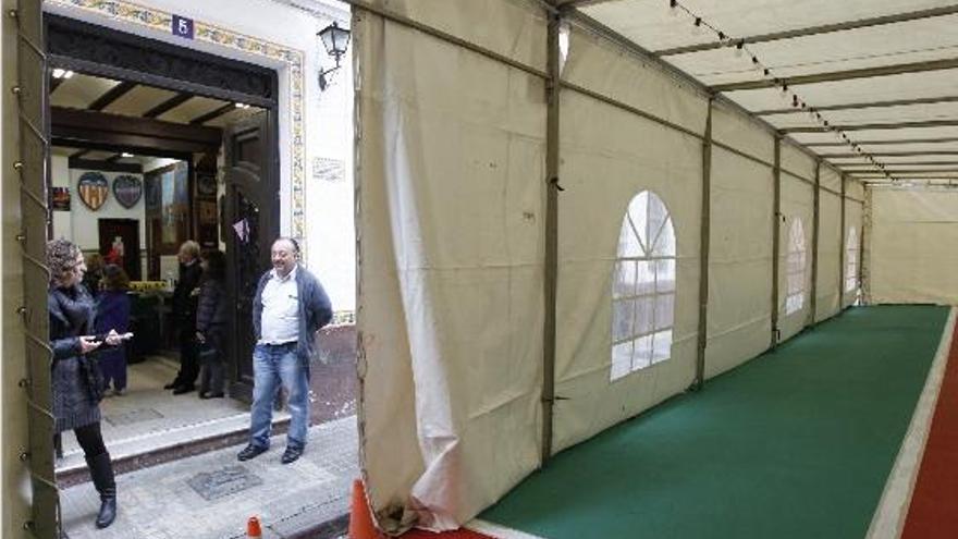 Instalación de la carpa de la falla Visitación-Oriola, en la calle Federico Tomás, junto al casal de la comisión.