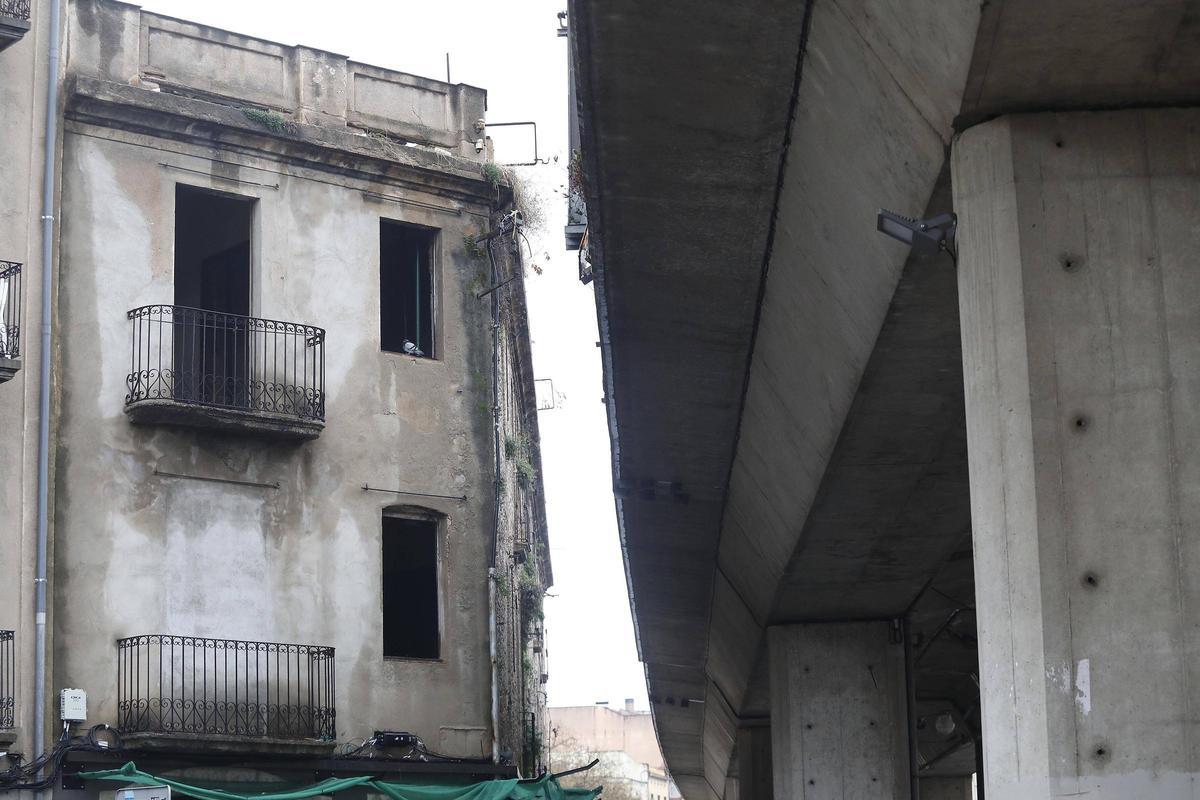 Les fotos de l'enderroc de l'edifici desocupat al carrer Tomàs Mieres de Girona