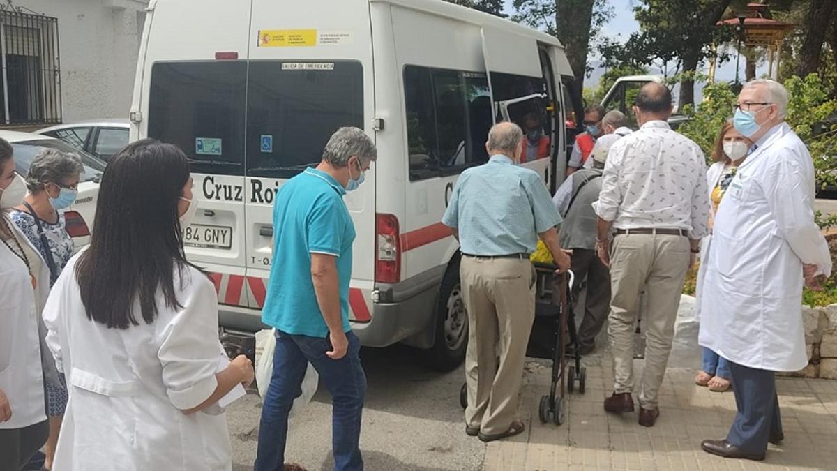 Imagen de uno de los últimos traslados en una ambulancia de Cruz Roja.