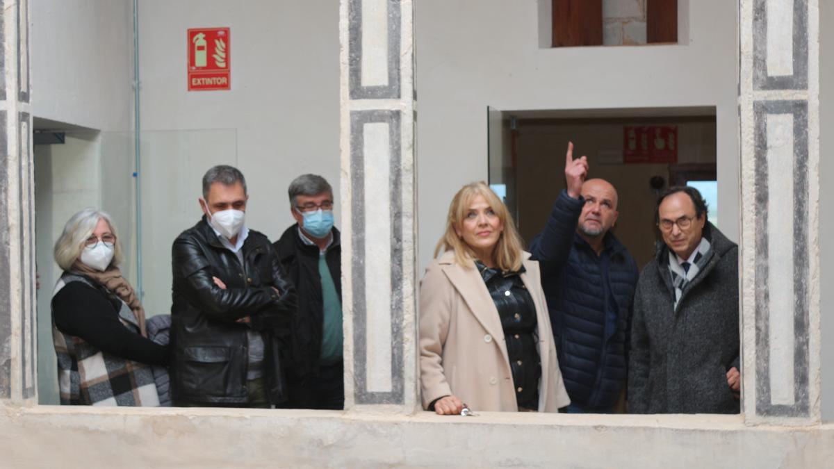 El conseller Vicent Soler (derecha), durante su visita a Geldo.