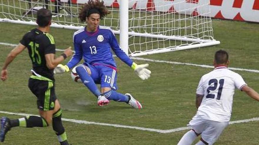 Memo Ochoa, durante el amistoso frente a Costa Rica.