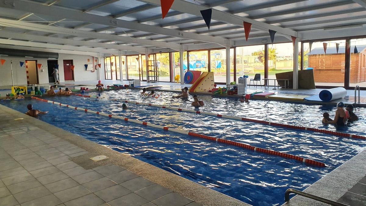 Un grupo de deportistas se ejercita en la piscina del Centre Esportiu el Molí de Miramar