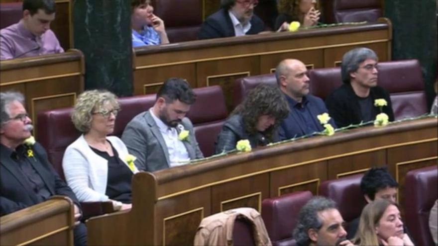 Diputats i senadors independentistes mostren clavells grocs en la visita del president de Portugal al Congrés