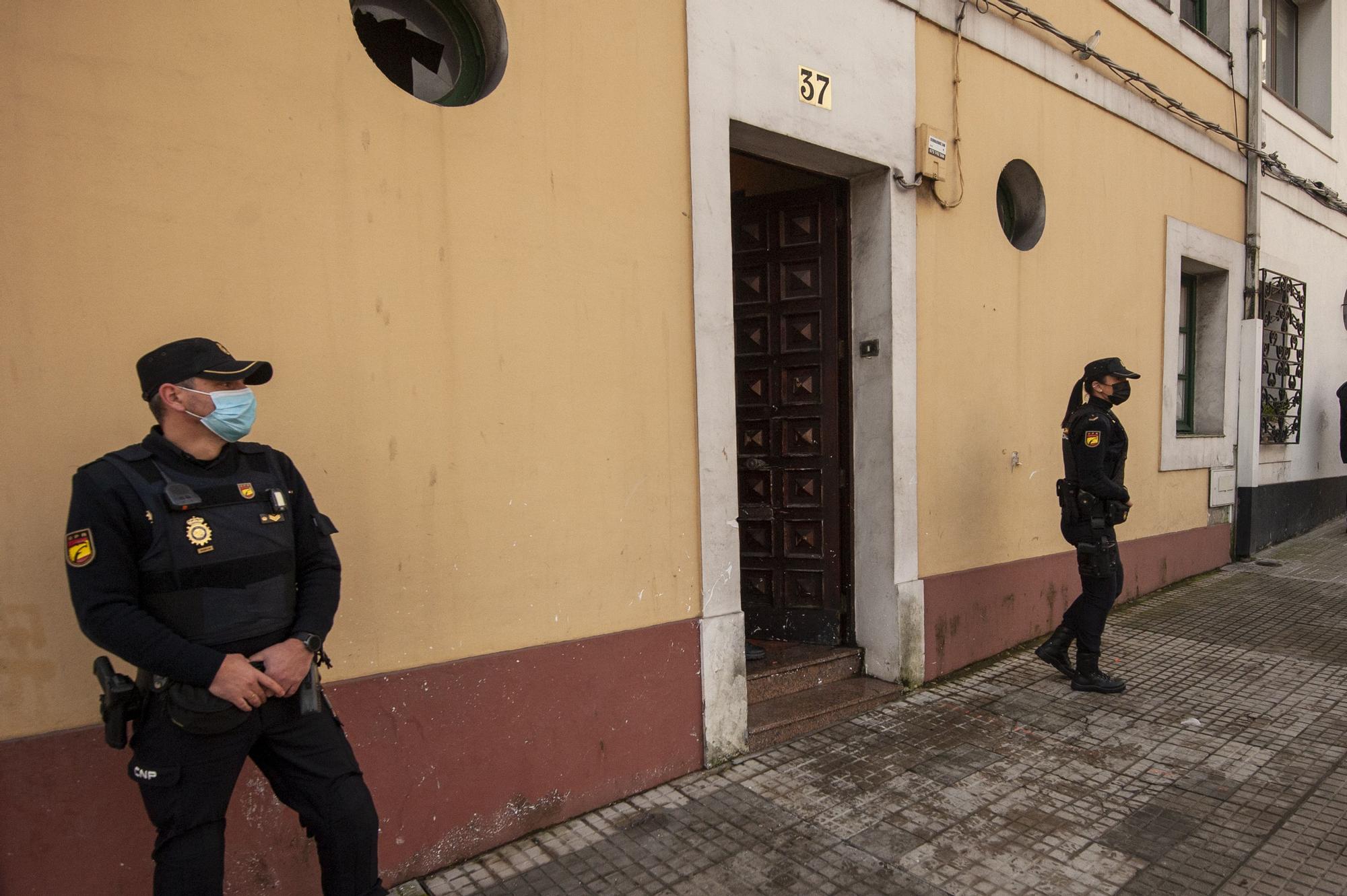 Desalojo de la casa donde un ocupa dio un machetazo en la cabeza a otro