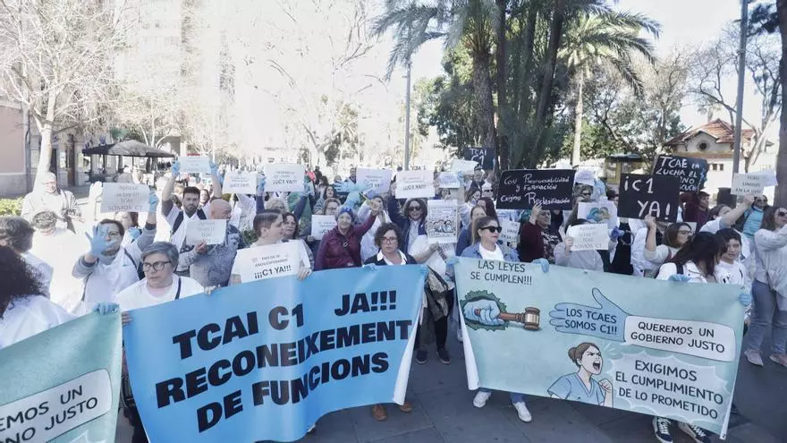 VÍDEO | Los técnicos de enfermería salen a la calle en Palma: "La sanidad pública no funciona sin nosotros"