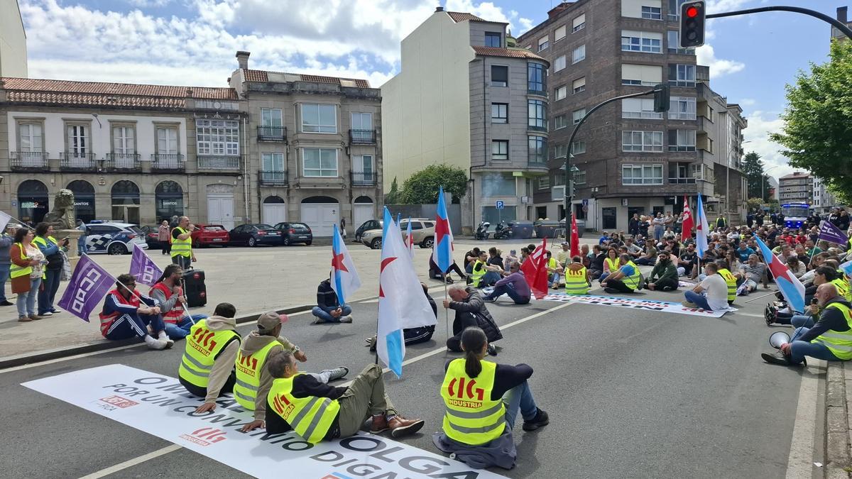 Un momento de la sentada cortando el tráfico en Vilagarcía.