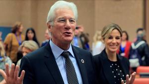 Richard Gere y su mujer, Alejandra Silva, durante su visita al Congreso, el pasado octubre, para asistir a un encuentro parlamentario junto a la Red de Apoyo a la Integracion Sociolaboral de  Fundacion Rais con la que ambos colaboran. 