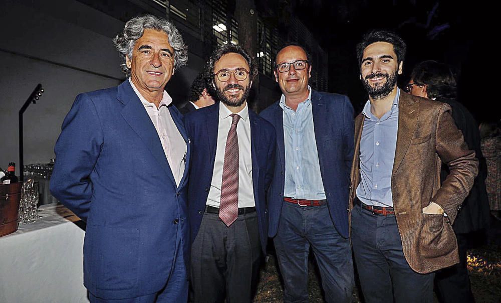 El prestigioso abogado Juan Buades, el consejero delegado de Prensa Ibérica Aitor Moll, el director financiero de la Distribuidora Rotger Francisco Muñoz de la Rosa y Gabriel Buades, durante el cóctel posterior a la gala de premios.