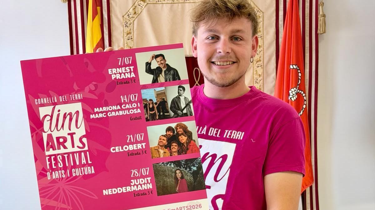 El regidor de cultura amb el cartell del cicle DimARTS de Cornellà del Terri.