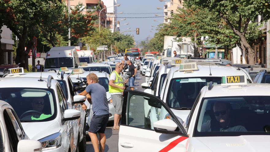 Los taxistas de Ibiza plantean separarse de la Fitib para tener voz propia en Mallorca