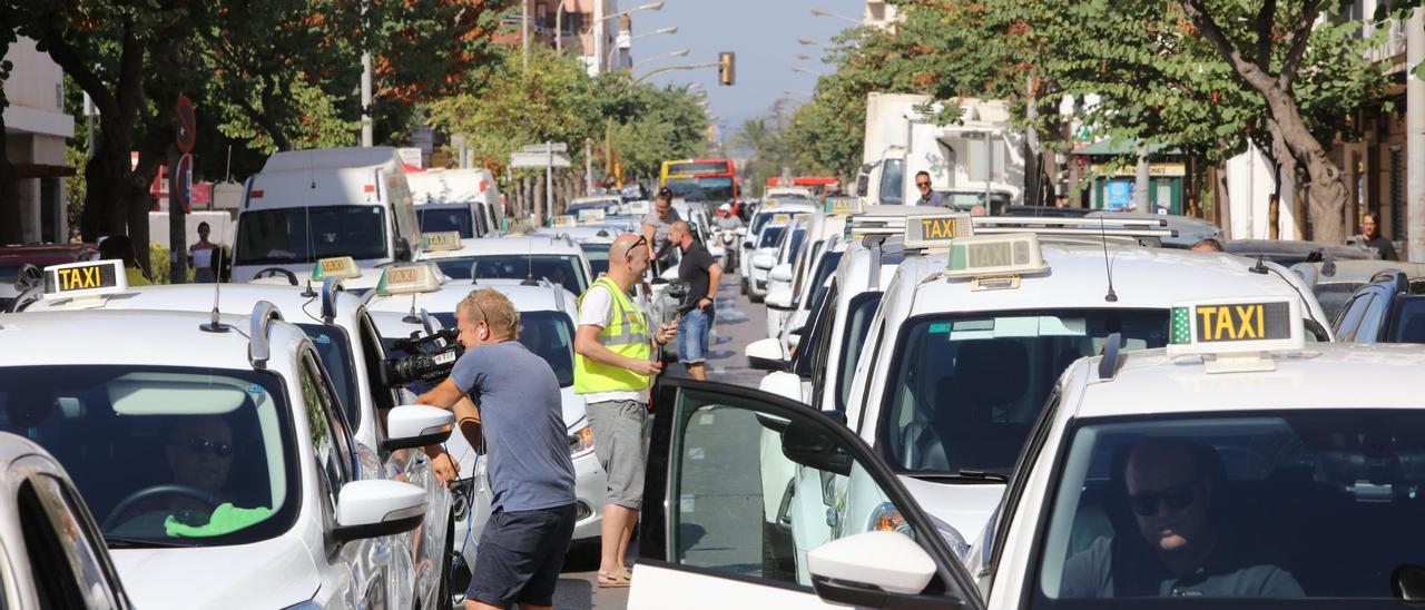 Caravana de taxis de Ibiza en protsta por la concesión de licencias de VTC, en una imagen de archivo.