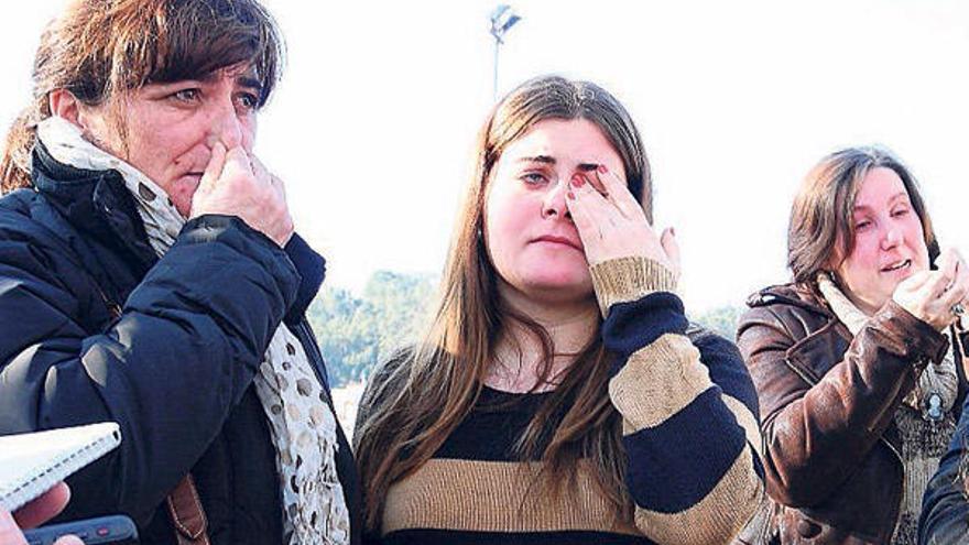 Algunas de las trabajadoras de la conservera Lago Paganini, ayer, frente a la fábrica.  // Gonzalo Núñez