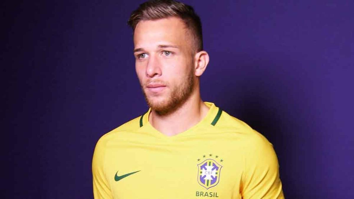 Arthur, el nuevo jugador del FC Barcelona, desea mucha suerte a sus compatriotas en su debut contra Suiza