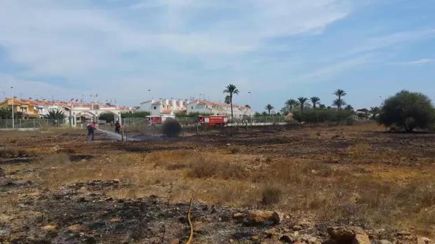 Los bomberos sofocan un incendio que amenazaba casas en Torrealmendros