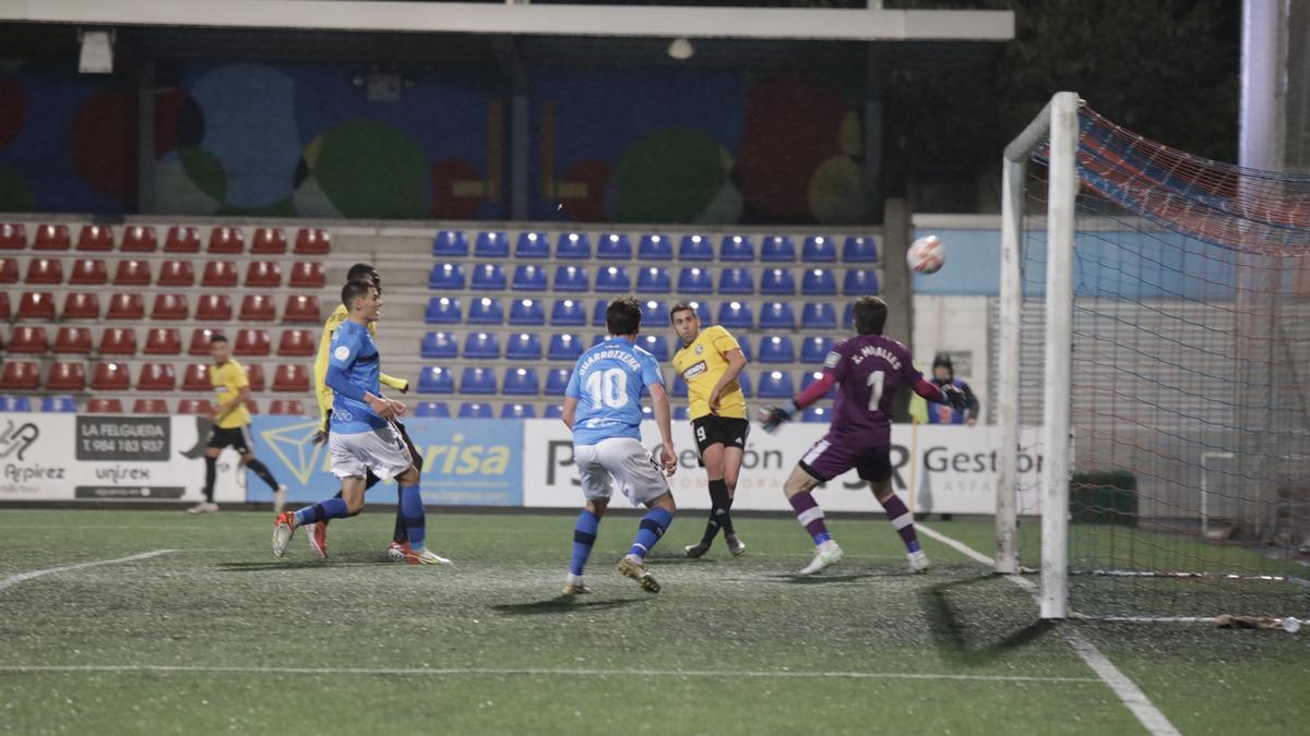 El momento en que Javi Sánchez marca para el Llanera el gol de la victoria frente al Logroñés.