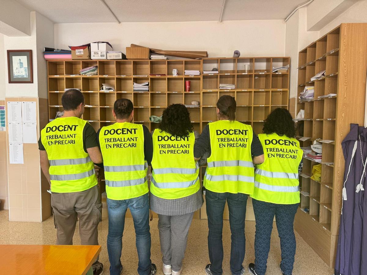 Profesores del instituto Sixto Marco de Elche imparten clase con chalecos en señal de protesta