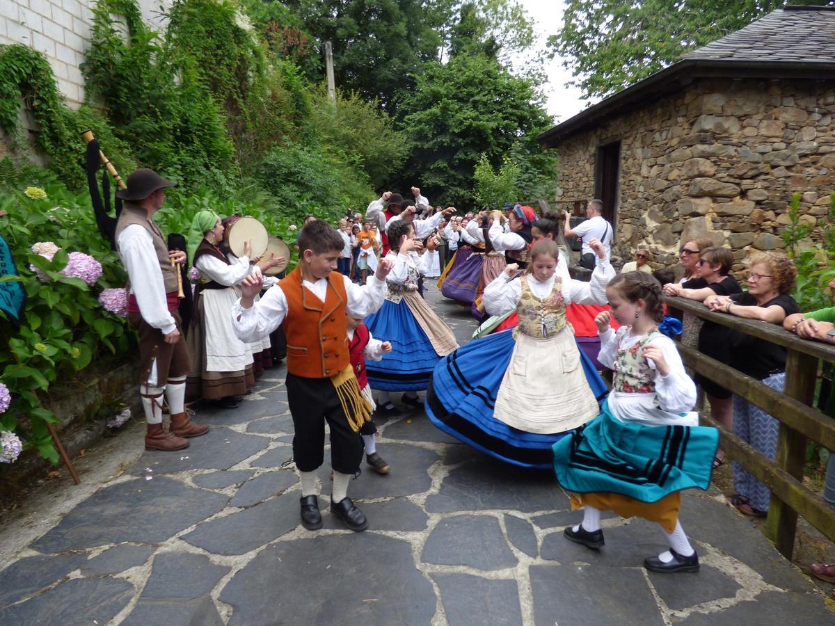 El grupo de baile "La Corte" actuando ante el Museo Vaqueiro de Naraval.
