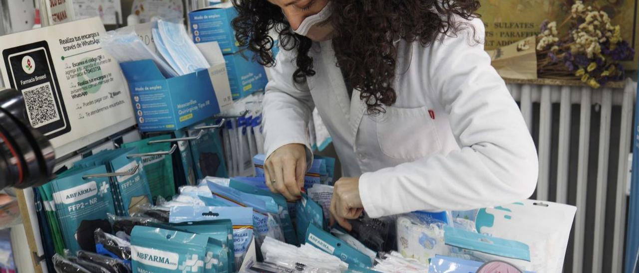 La farmacéutica Elena Brosed muestra alguno de sus productos. | MIGUEL ÁNGEL GRACIA